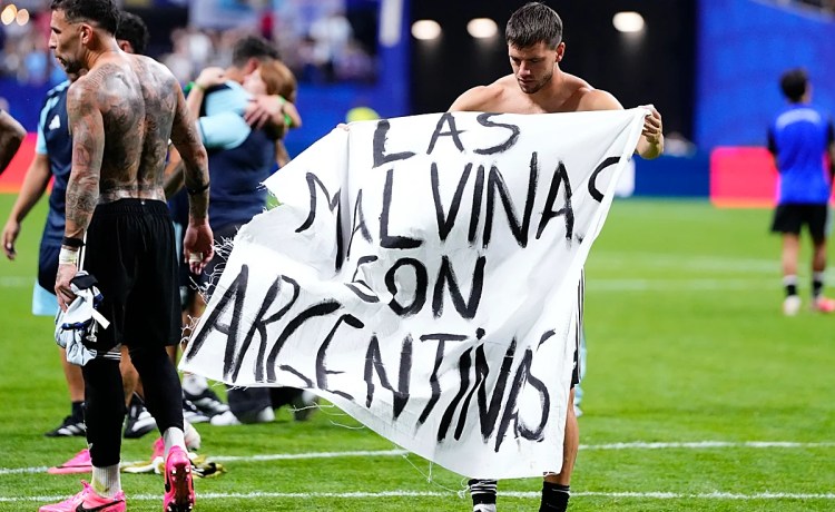 Lo Celso celebró el pase a la final del Mundial con un cartel con el lema ‘Las Malvinas son argentinas’ Lo Celso celebró el pase a la final del Mundial con un cartel con el lema ‘Las Malvinas son argentinas’