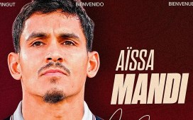 Aissa Mandi, excapitán del Betis, firma por el Levante Aissa Mandi, excapitán del Betis, firma por el Levante
