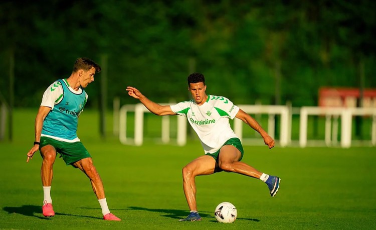 Deossa se luce en los entrenamientos del Betis a la espera de que se concrete su salida Deossa se luce en los entrenamientos del Betis a la espera de que se concrete su salida