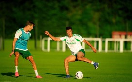 Deossa se luce en los entrenamientos del Betis a la espera de que se concrete su salida Deossa se luce en los entrenamientos del Betis a la espera de que se concrete su salida