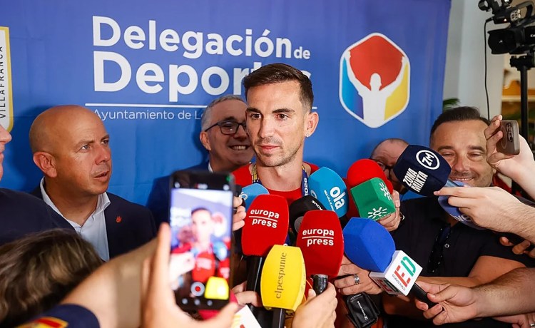 Fabián: «Esperemos que se pueda hacer el fichaje de Ceballos por el Betis» Fabián: «Esperemos que se pueda hacer el fichaje de Ceballos por el Betis»