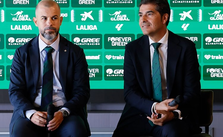Ángel Haro mantiene la calma con la obra del Benito Villamarín: «Va según lo previsto» Ángel Haro mantiene la calma con la obra del Benito Villamarín: «Va según lo previsto»