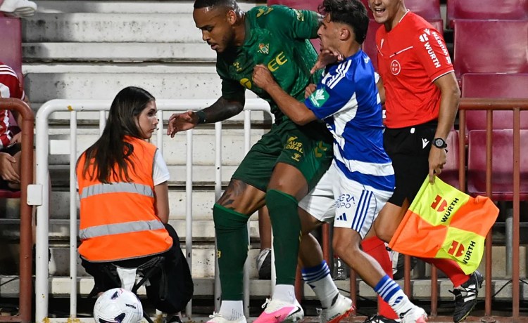 La expulsión de Natan, otra nota discordante de la primera derrota del Betis en la pretemporada La expulsión de Natan, otra nota discordante de la primera derrota del Betis en la pretemporada