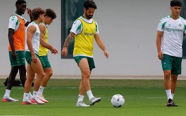 Isco se queda al margen en el primer entrenamiento del Betis en Marbella Isco se queda al margen en el primer entrenamiento del Betis en Marbella