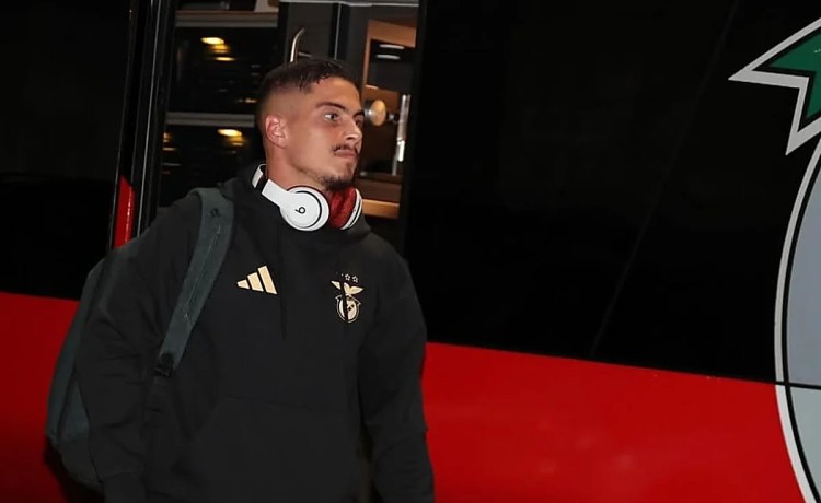 En Portugal aseguran que el Benfica solo dejaría salir a Ivanovic mediante un traspaso En Portugal aseguran que el Benfica solo dejaría salir a Ivanovic mediante un traspaso
