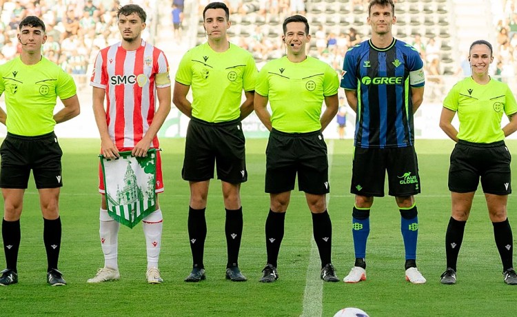 Diego Llorente pidió el cambio ante el Almería por fatiga muscular Diego Llorente pidió el cambio ante el Almería por fatiga muscular