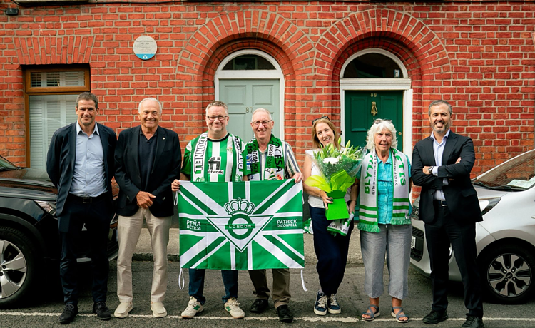 El Betis rinde homenaje a Patrick O’Connell en su propia casa El Betis rinde homenaje a Patrick O’Connell en su propia casa