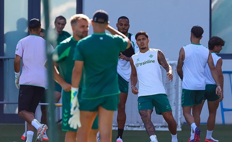 Cucho y Fidalgo entran en la convocatoria para el Betis – Bournemouth Cucho y Fidalgo entran en la convocatoria para el Betis – Bournemouth
