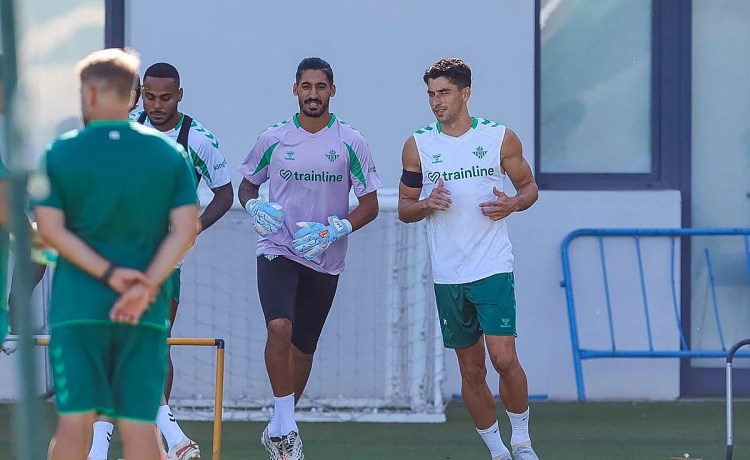 Marc Roca vuelve con el grupo en el entrenamiento previo al Betis – Bournemouth Marc Roca vuelve con el grupo en el entrenamiento previo al Betis – Bournemouth