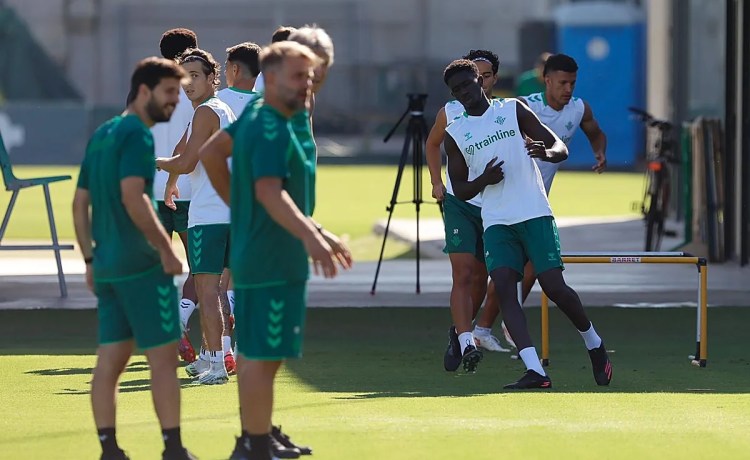 El Betis le ofrece tres años más a Gnangoro, sondeado por clubes de Primera y Segunda El Betis le ofrece tres años más a Gnangoro, sondeado por clubes de Primera y Segunda