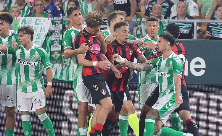 La expulsión de Antony y los pitos de la Cartuja al árbitro en el Betis – Bournemouth La expulsión de Antony y los pitos de la Cartuja al árbitro en el Betis – Bournemouth