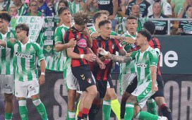 La expulsión de Antony y los pitos de la Cartuja al árbitro en el Betis – Bournemouth La expulsión de Antony y los pitos de la Cartuja al árbitro en el Betis – Bournemouth
