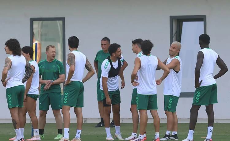 El Betis se ejercita este miércoles sin Petit, Abde ni Lo Celso sobre el césped El Betis se ejercita este miércoles sin Petit, Abde ni Lo Celso sobre el césped