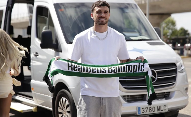 Troy Parrott llega a Sevilla para firmar como nuevo delantero del Real Betis Troy Parrott llega a Sevilla para firmar como nuevo delantero del Real Betis