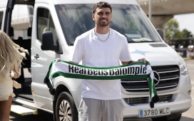 Troy Parrott llega a Sevilla para firmar como nuevo delantero del Real Betis Troy Parrott llega a Sevilla para firmar como nuevo delantero del Real Betis