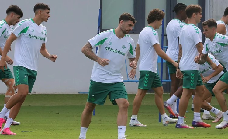 Abde y Parrott acumulan una sesión más de entrenamiento con el grupo Abde y Parrott acumulan una sesión más de entrenamiento con el grupo