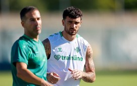 Parrott apunta a su primera titularidad con el Betis Parrott apunta a su primera titularidad con el Betis