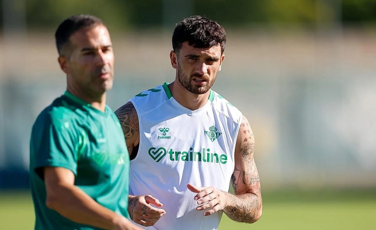 Parrott apunta a su primera titularidad con el Betis Parrott apunta a su primera titularidad con el Betis