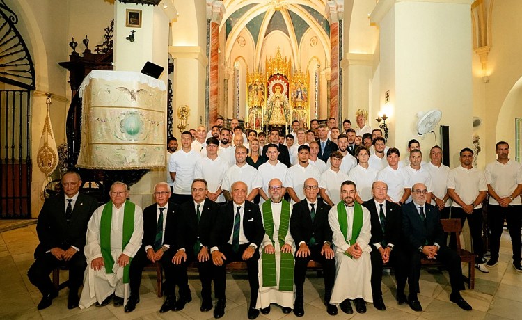 El Betis realiza su ofrenda floral a la Virgen del Águila sin Fajardo ni Alarcón El Betis realiza su ofrenda floral a la Virgen del Águila sin Fajardo ni Alarcón