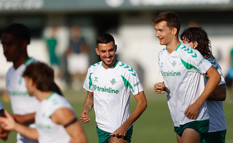 Dani Ceballos ya es uno más en los entrenamientos del Betis pocas horas después del anuncio de su fichaje Dani Ceballos ya es uno más en los entrenamientos del Betis pocas horas después del anuncio de su fichaje