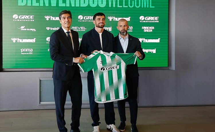 Parrott y su llegada al Betis: «La competencia con Cucho es buena» Parrott y su llegada al Betis: «La competencia con Cucho es buena»