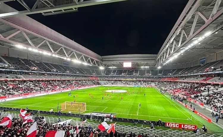 El Lille le pidió permiso al Betis para poder cerrar la cubierta de su estadio ante la lluvia prevista pero no hará falta El Lille le pidió permiso al Betis para poder cerrar la cubierta de su estadio ante la lluvia prevista pero no hará falta
