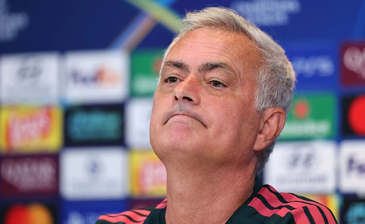 Mourinho sigue quejándose tras perder contra el Betis: «¿Por qué no se repitió el penalti?» Mourinho sigue quejándose tras perder contra el Betis: «¿Por qué no se repitió el penalti?»