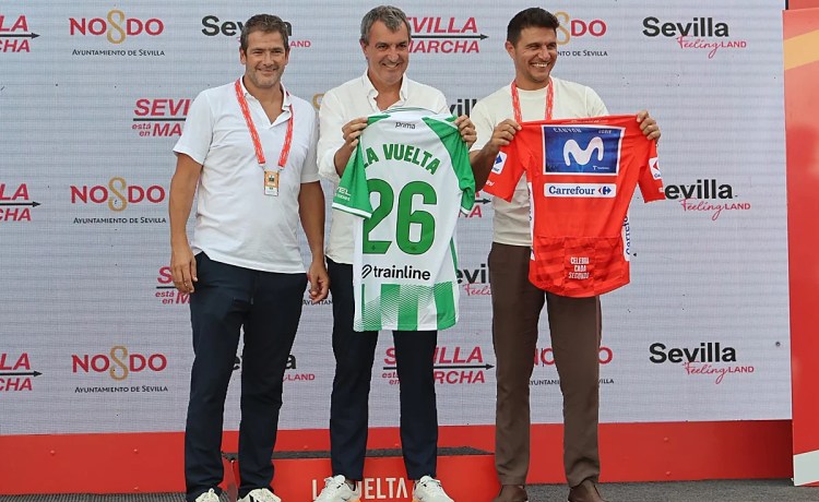 Joaquín y Alarcón, embajadores del Betis en el paso de La Vuelta por Sevilla Joaquín y Alarcón, embajadores del Betis en el paso de La Vuelta por Sevilla