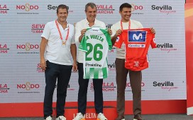 Joaquín y Alarcón, embajadores del Betis en el paso de La Vuelta por Sevilla Joaquín y Alarcón, embajadores del Betis en el paso de La Vuelta por Sevilla