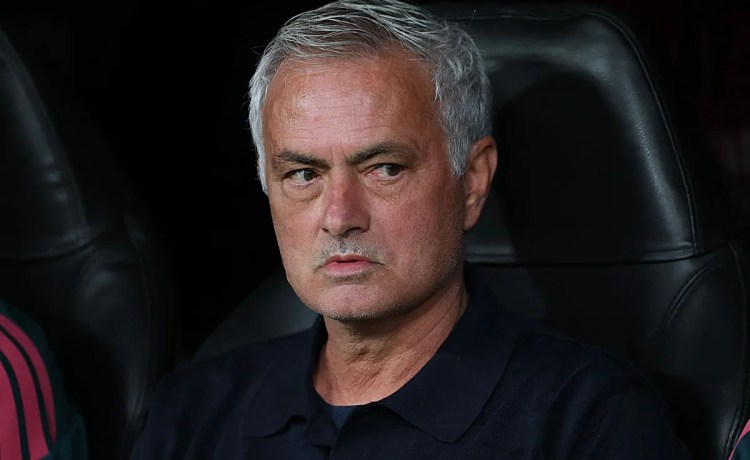 Mourinho elogia a la afición del Betis: «Cuando el equipo sufre, lo hace con 70.000 más» Mourinho elogia a la afición del Betis: «Cuando el equipo sufre, lo hace con 70.000 más»