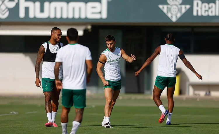 El Betis se ejercita pensando en el Villarreal con Abde y Rodrigo Marina El Betis se ejercita pensando en el Villarreal con Abde y Rodrigo Marina