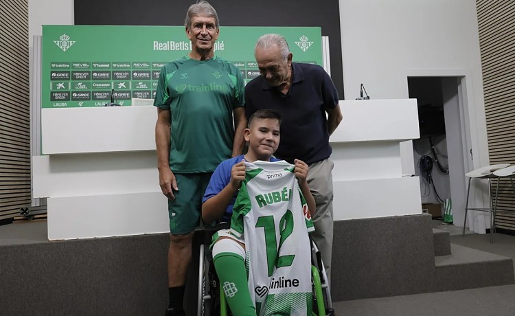 Rubén de la Bandera, presentado como Fichaje Estrella de la Fundación Real Betis Rubén de la Bandera, presentado como Fichaje Estrella de la Fundación Real Betis