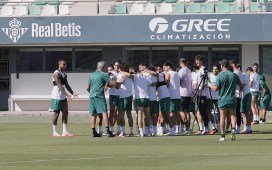 El amago de pasillito, entre risas, de la plantilla del Betis a Pellegrini por su cumpleaños: «Si no hay pasillo, no entreno» El amago de pasillito, entre risas, de la plantilla del Betis a Pellegrini por su cumpleaños: «Si no hay pasillo, no entreno»