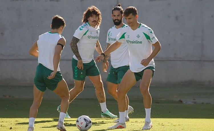 El Betis vuelve a los entrenamientos con Diego Llorente y sin Bartra y los internacionales El Betis vuelve a los entrenamientos con Diego Llorente y sin Bartra y los internacionales