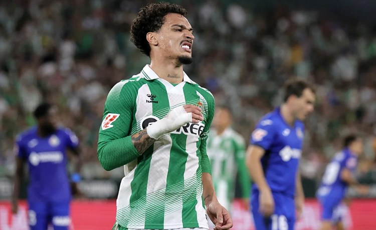 La paradoja del Betis: Valles salva en el área propia la ineficacia en la rival La paradoja del Betis: Valles salva en el área propia la ineficacia en la rival