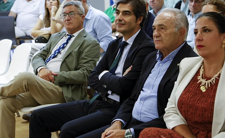 Ángel Haro frena la euforia en el Betis: «Para estar arriba hay que ser muy regulares» Ángel Haro frena la euforia en el Betis: «Para estar arriba hay que ser muy regulares»
