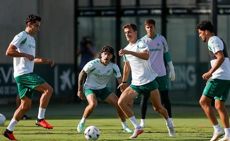 El Betis se ejercita sin Ceballos, que trabaja en el gimnasio por gestión de cargas El Betis se ejercita sin Ceballos, que trabaja en el gimnasio por gestión de cargas