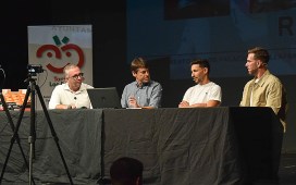 Adrián San Miguel y Jesús Navas defienden en Los Palacios la candidatura de Fabián al Balón de Oro Adrián San Miguel y Jesús Navas defienden en Los Palacios la candidatura de Fabián al Balón de Oro