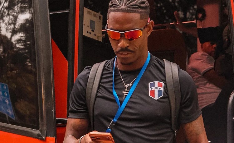 Junior Firpo se lesiona tras apenas diez minutos en la derrota de la República Dominicana ante Haití Junior Firpo se lesiona tras apenas diez minutos en la derrota de la República Dominicana ante Haití