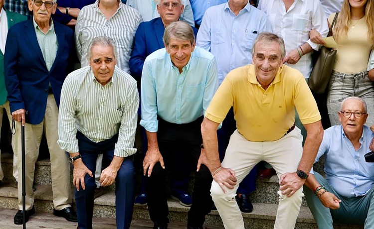 Cousillas, en el homenaje de los béticos veteranos: «Yo llegué aquí como un profesional y el día que me vaya me iré como un bético más» Cousillas, en el homenaje de los béticos veteranos: «Yo llegué aquí como un profesional y el día que me vaya me iré como un bético más»