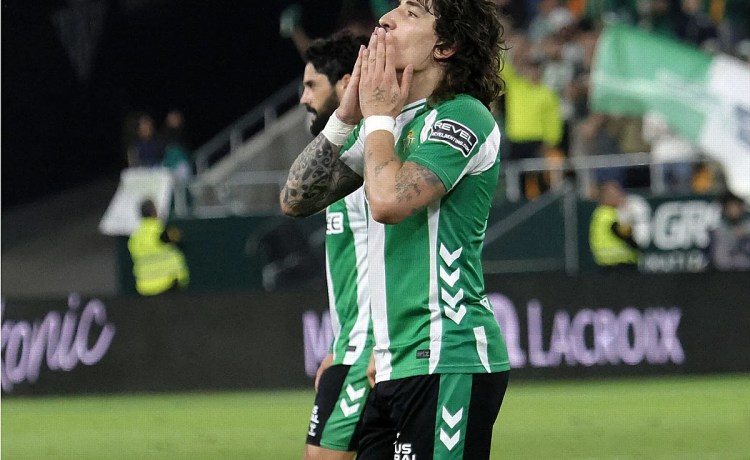 La Fiscalía de Madrid abre diligencias contra un youtuber por comentarios homófobos sobre Bellerín La Fiscalía de Madrid abre diligencias contra un youtuber por comentarios homófobos sobre Bellerín