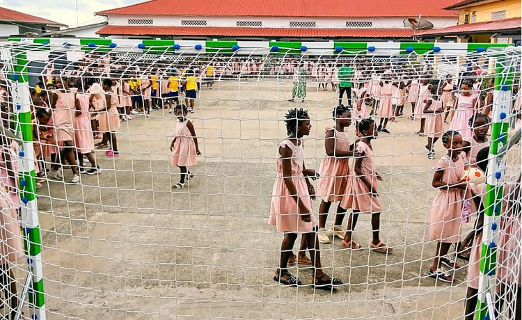 El Betis dona porterías a dos colegios de Guinea Ecuatorial reforzando su compromiso con la cooperación internacional El Betis dona porterías a dos colegios de Guinea Ecuatorial reforzando su compromiso con la cooperación internacional