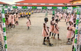 El Betis dona porterías a dos colegios de Guinea Ecuatorial reforzando su compromiso con la cooperación internacional El Betis dona porterías a dos colegios de Guinea Ecuatorial reforzando su compromiso con la cooperación internacional