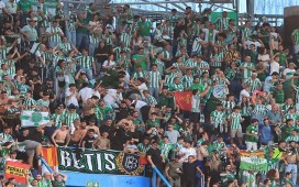 Multa y prohibición de acceso a recintos a un aficionado del Deportivo por increpar a los béticos en Riazor en el último encuentro Multa y prohibición de acceso a recintos a un aficionado del Deportivo por increpar a los béticos en Riazor en el último encuentro