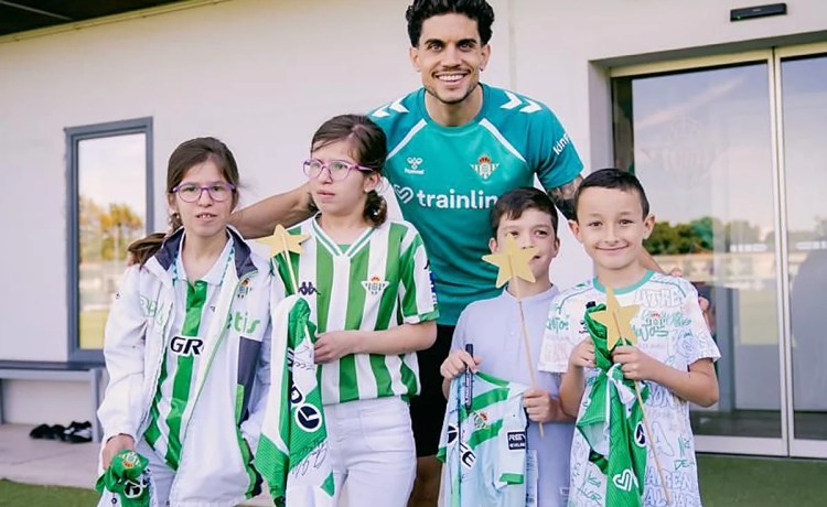 El Betis y la Fundación Pequeño Deseo seguirán colaborando para acercar al club a niños y niñas enfermos o en situaciones difíciles El Betis y la Fundación Pequeño Deseo seguirán colaborando para acercar al club a niños y niñas enfermos o en situaciones difíciles