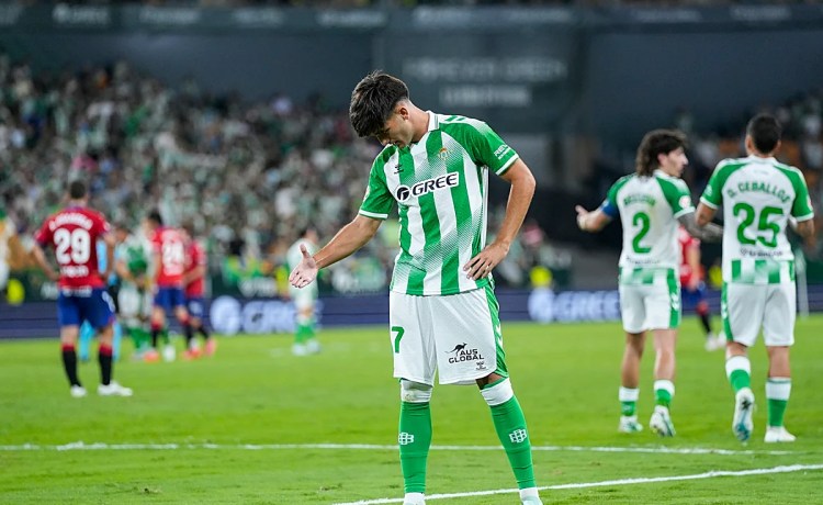 La celebración de Morante: primera gran faena en el Betis dedicada a su padre y al calor de su madre en la Cartuja La celebración de Morante: primera gran faena en el Betis dedicada a su padre y al calor de su madre en la Cartuja