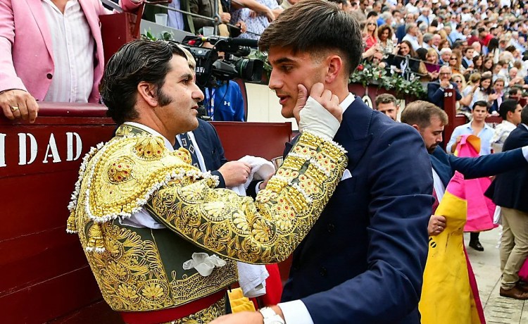 El cariñoso encuentro de Morante de La Puebla con su hijo, tras la primera faena del canterano en la Cartuja El cariñoso encuentro de Morante de La Puebla con su hijo, tras la primera faena del canterano en la Cartuja