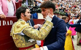 El cariñoso encuentro de Morante de La Puebla con su hijo, tras la primera faena del canterano en la Cartuja El cariñoso encuentro de Morante de La Puebla con su hijo, tras la primera faena del canterano en la Cartuja