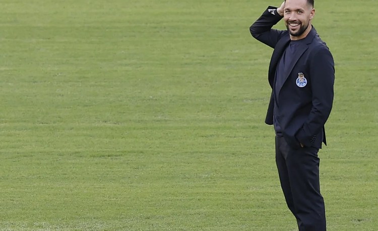 El entrenador de Oporto elogia al Betis pero critica el césped de la Cartuja: «Igual que contra el Marítimo» El entrenador de Oporto elogia al Betis pero critica el césped de la Cartuja: «Igual que contra el Marítimo»