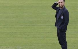 El entrenador de Oporto elogia al Betis pero critica el césped de la Cartuja: «Igual que contra el Marítimo» El entrenador de Oporto elogia al Betis pero critica el césped de la Cartuja: «Igual que contra el Marítimo»